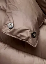 Chaqueta acolchada tipo puffer midi, color marrón topo, con diseño entallado, capucha, cuello alto y cierre de cremallera doble.