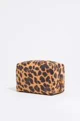 Neceser rectangular acolchado color blanco con estampado de perros galgos en tinta negra. Cierre superior con cremallera dorada y tirador de cuero.