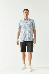 Camisa celeste estampada de manga corta con fit slim, cartera abotonada y logo bordado.