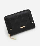Billetera grande color negro, con cierre de cremallera perimetral y panel frontal acolchado con diseño de rombos. Presenta una placa metálica dorada en el centro y un dije colgante triangular dorado unido a la cremallera.
