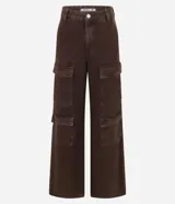 Pantalón wide leg de cintura alta confeccionado en sarga de algodón. Presenta un diseño holgado con múltiples bolsillos cargo laterales, bolsillos delanteros y traseros, y trabillas en la cintura.