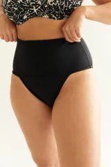 Bombacha de bikini de tiro alto color azul, con faja reductora en la zona abdominal.