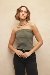 Top strapless negro con diseño tipo corset, de textil engomado y texturizado.