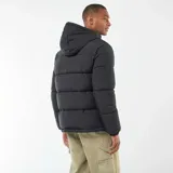Campera acolchada tipo puffer color negro, con capucha ajustable, cierre frontal completo y bolsillos laterales con cierre.