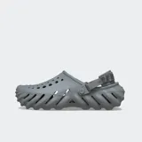 Zuecos Crocs modelo Echo Clog de color negro, con diseño moldeado de estilo urbano y deportivo, aberturas de ventilación y tira ajustable en el talón.