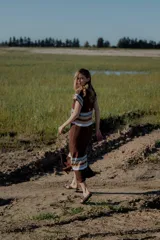 Vestido largo tejido a rayas horizontales en color blanco, rojo, marrón y celeste.
