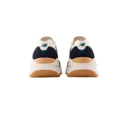 Championes urbanos New Balance modelo 57/40, con capellada de gamuza y malla en tonos azul marino, celeste, beige y rosa pastel. Presenta el logo "N" en color rosa pastel y suela de goma color caramelo.