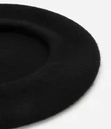 Boina estilo francesa de lana, con diseño clásico y textura suave.