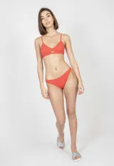 Bombacha de bikini color amarillo liso, de corte clásico.