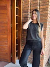 Musculosa negra con lurex plateado y hombreras incorporadas.