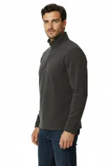 Buzo de polar color negro, con cuello alto y cierre frontal parcial.