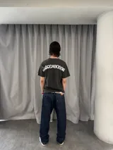 Remera de algodón color negro con estampa serigráfica en color blanco en la parte posterior que presenta el logo de la marca LuccaBossio. Cuenta con cuello reforzado y grifa de la marca en la manga.