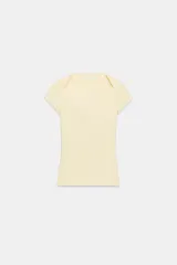 Camiseta ajustada de color amarillo claro, con diseño de escote cuadrado, manga corta y bajo recto.