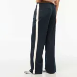 Pantalón azul marino de corte recto con pinzas y una banda blanca vertical en cada lateral.