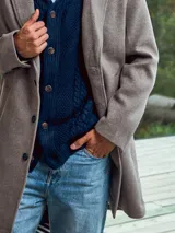 Tapado largo color gris topo, con cuello tipo spread y cierre de botones.