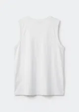 Musculosa básica de corte clásico, confeccionada en tejido de punto color azul marino.