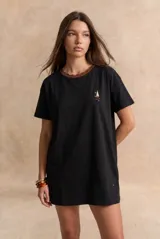 Vestido midi negro de manga corta, confeccionado en algodón peinado con elastano. Presenta cuello redondo con borde ondulado en tono marrón y un pequeño estampado de un velero en el pecho.