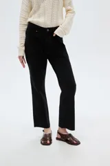 Pantalón jean negro de tiro medio y corte flare, con bolsillos laterales y traseros.