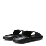 Sandalia tipo slide Umbro, color negro, con banda ancha superior que presenta el logo de la marca en relieve.