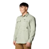Camisa de manga larga Columbia, color verde claro, con cuello clásico, cierre frontal con botones a presión y múltiples bolsillos en el pecho con cierre. Incluye detalle de anilla en D y trabilla multiusos.