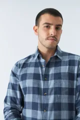 Camisa de hombre a cuadros color rosa, blanco y azul, de corte slim, manga larga, con bolsillo en el pecho y logo bordado.