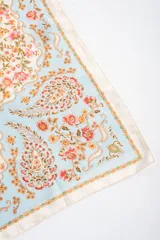 Pañuelo cuadrado de poliéster con estampado tipo paisley y floral en tonos celestes, blancos, rosados y anaranjados.