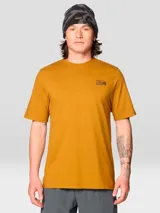 Camiseta de manga corta Mountain Hardwear, color naranja mostaza, con cuello redondo y logo pequeño estampado en el pecho. Confeccionada en jersey de algodón liviano.