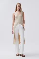 Musculosa larga color beige con lurex y escote en V.