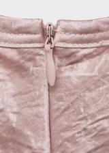 Blusa sin mangas de cuello redondo, confeccionada en tejido satinado con efecto arrugado y diseño recto.