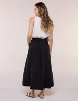 Falda midi evasé de algodón color negro, con tiro alto, pretina con elástico posterior, abotonadura frontal con botones carey y bolsillos laterales.