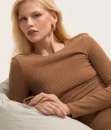 Blusa regular de viscosa texturizada con malla acanalada, cuello redondo y manga larga, de la marca Blue Steel.