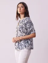 Blusa de gasa estampada, marca Zac & Rachel. Cuello a la base, escote en v con lazo de ajuste y manga corta con frunce.