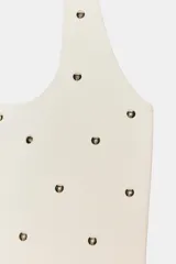 Top de punto negro con cuello halter y escote redondo, decorado con tachas metálicas plateadas distribuidas por toda la prenda.