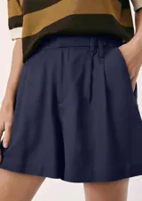 Short azul marino de corte recto con cinturón marrón.