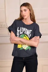 Remera negra con estampado de limones y texto en blanco.