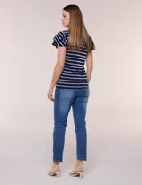 Remera de silueta al cuerpo confeccionada en género de punto elastizado con fina textura acanalada, con diseño de rayas y volantes en las mangas.