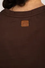 Remera de algodón peinado color marfil, de manga corta y corte al cuerpo, con escote en V ribeteado con hilo dorado.
