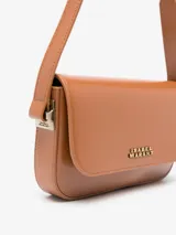 Bolso de mano color marrón claro, con correa de cadena dorada y cuero.