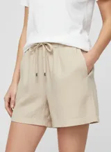 Short de lino y viscosa en color crudo, con cintura elástica, cordón ajustable y bolsillos laterales. Presenta un corte regular y tejido ligero.