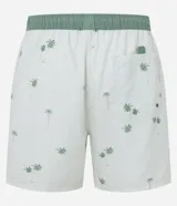 Bermuda de baño para hombre confeccionada en microfibra ligera, color blanco, con una estampa sutil de cocoteros en tonos verdes/azulados. Presenta cintura elástica con cordón de ajuste contrastante en color verde, y bolsillos laterales.