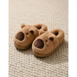 Pantuflas cerradas de peluche color beige con diseño de capibara, orejas marrones y suela antideslizante.
