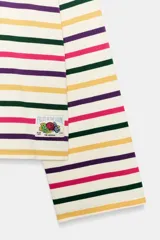 Camiseta de manga larga Fruit of the Loom x Zara con diseño de rayas horizontales multicolor sobre fondo blanco, cuello redondo en tono morado y parche con el logo de la marca en el bajo.