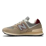 Championes urbanos New Balance modelo 574 U574SKB, confeccionados en gamuza y malla en tonos beige, tostado y gris, con detalles en bordó y el logotipo "N" característico en los laterales. Cuenta con entresuela ENCAP y amortiguación de espuma EVA.