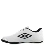 Championes de fútbol sala Umbro modelo Classico II IC, color blanco con detalles en negro. Presentan un diseño con costuras reforzadas en la puntera para mayor durabilidad, cierre con cordones y suela de goma plana diseñada para superficies de interior.