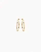 Aros de tipo argolla abiertos con diseño minimalista e irregular, bañados en oro y con cierre de tuerca.