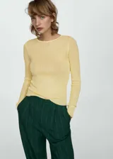 Buzo de punto fino con textura acanalada, cuello redondo y diseño entallado de manga larga.