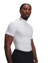 Remera de compresión Under Armour de manga corta, color blanco, con cuello alto y logo de la marca estampado en el cuello. Confeccionada en tejido técnico elástico y transpirable con costuras planas ergonómicas.