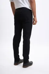 Pantalon de jean corte slim color negro, con cierre de boton y cremallera, bolsillos laterales y traseros.