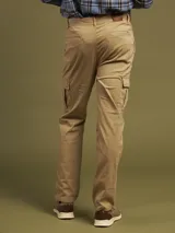 Pantalón cargo azul marino de corte clásico, con bolsillos laterales y traseros. Confeccionado en algodón y spandex.