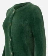 Cardigan de punto verde oscuro, con textura afelpada y cuello redondo. Cierre frontal con botones dorados y mangas largas con puños largos.